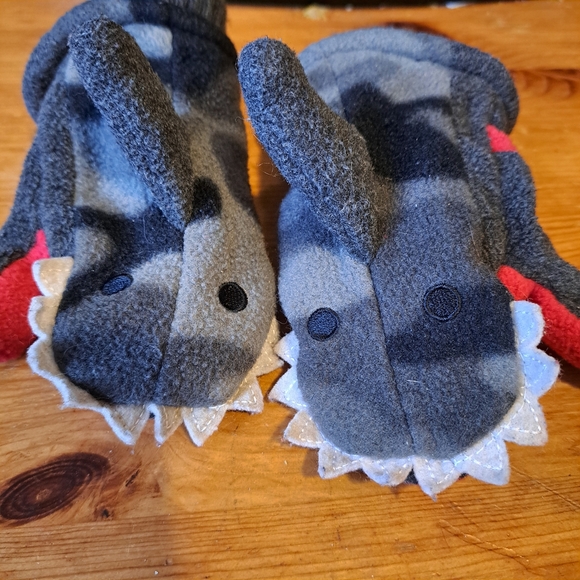 3/20$ Baby GAP Dinosaur Fleece Mittens – Gray/Red – Size XS/S (11 cm) - Picture 2 of 9